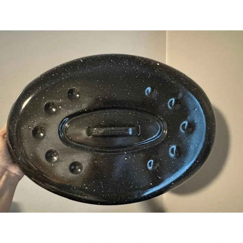 Granite Ware 15-inch oval roaster pan with a lid, speckled‎ black enamel finish.